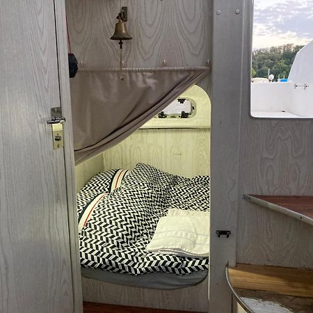 Bateau-Gite Sur Le Halage De La Mayenne L'Huisserie 외부 사진
